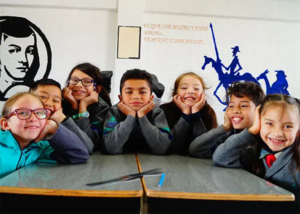 Alumnos felices en salón de clases de escuela primaria particular en Cuautitlán Izcalli