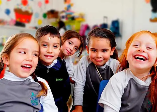 Niños de Kínder aprendiendo en un entorno seguro y afectivo
