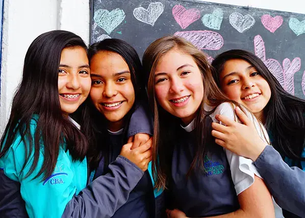 Jóvenes alumnas unidas y sonrientes en secundaria privada de Cuautitlán México
