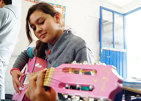Clases de música en escuelas secundarias listadas en el directorio de escuelas particulares