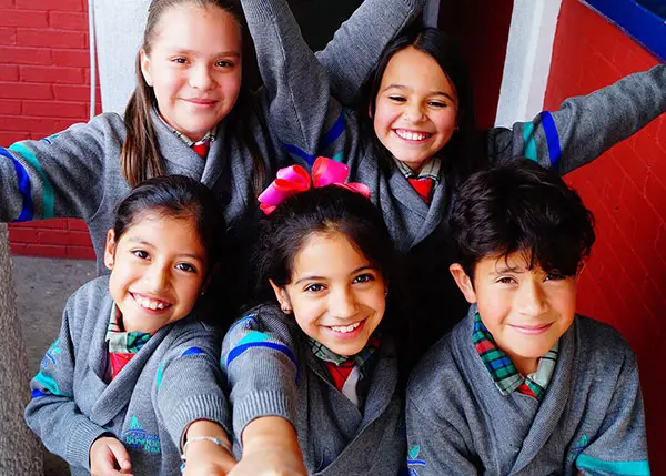 alumnos de primaria privada en Cuautitlán Izcalli sonrientes, representando formación académica y ambiente escolar positivo