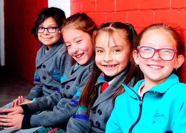 Niñas sonrientes con uniforme en primaria particular de Cuautitlán Izcalli, destacando en el directorio escolar de la zona