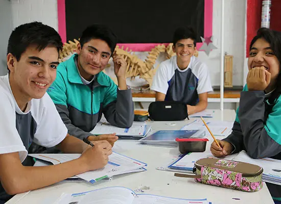 Grupo de alumnos sonrientes estudiando en un aula moderna de colegio particular en Cuautitlán, mostrando una de las mejores opciones educativas